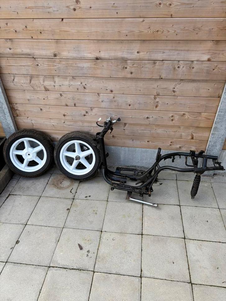 Cadre/châssis Mbk Booster A class à vendre, Vélos & Vélomoteurs, Scooters | Yamaha, Comme neuf, Classe A (25 km/h), Essence, Enlèvement ou Envoi