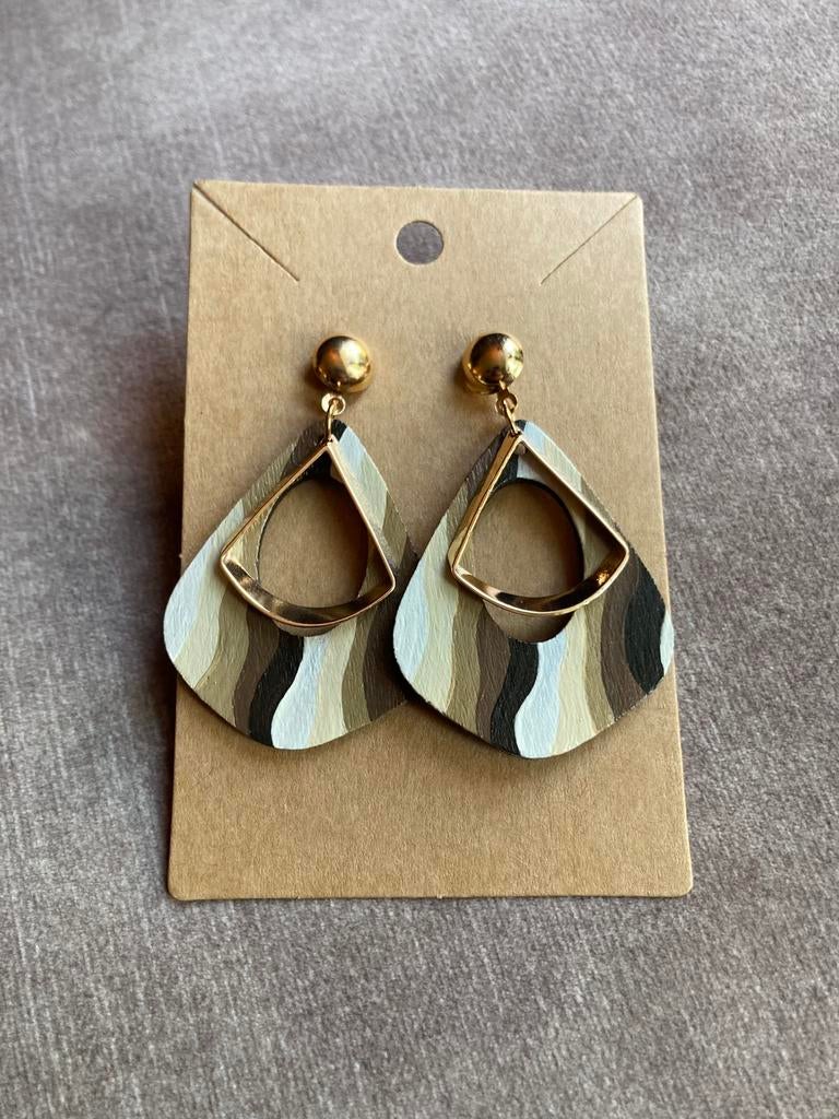 Handbescilderde Oorbellen Beige Wave ByJ&S, Handtassen en Accessoires, Oorbellen, Nieuw, Knopjes of Stekers, Overige materialen