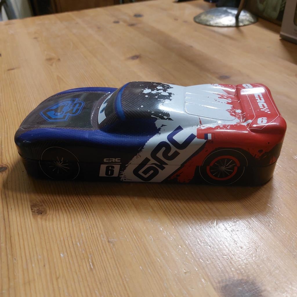 Doosje bv om kleur potloden in te leggen, Ophalen