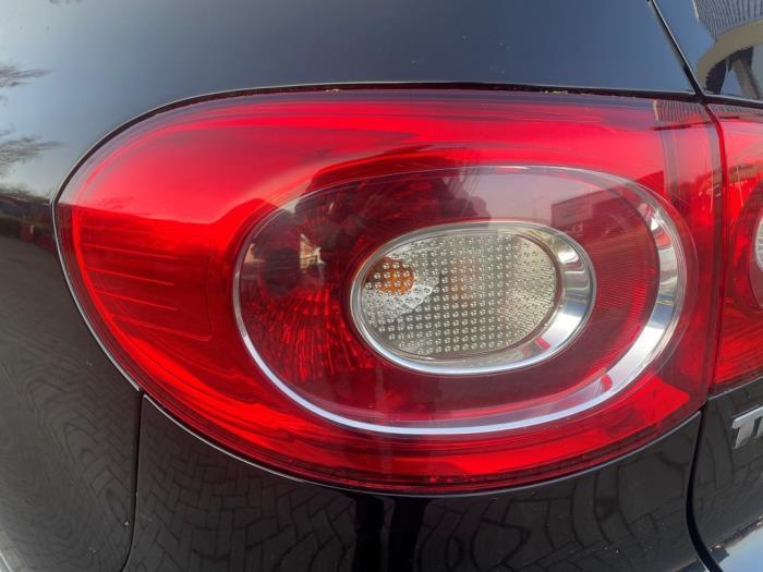 Feu arrière gauche d'un Volkswagen Tiguan, Autos : Pièces & Accessoires, Éclairage, Volkswagen, Utilisé, 3 mois de garantie, Enlèvement ou Envoi