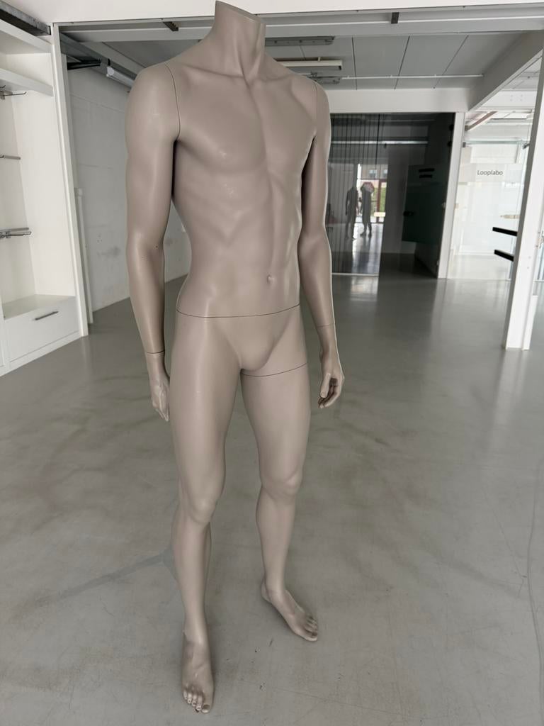 Etalagepop zonder hoofd, Ophalen