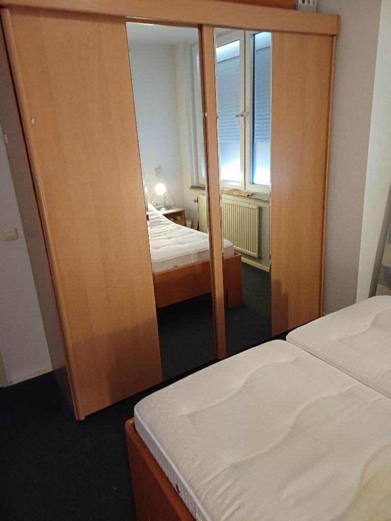 Armoire de chambre GRATUITE à Heerlen, NL MUST GO !, Strak, Avec tablette(s), 200 cm ou plus, Utilisé
