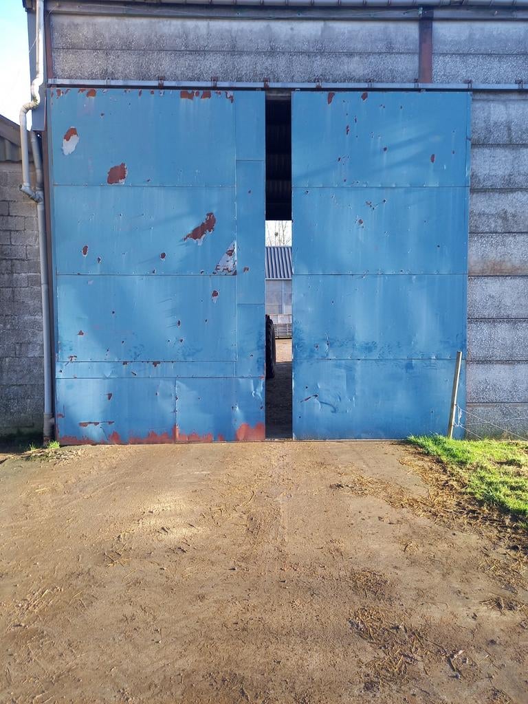 Porte coulissante métallique de 25 m² avec son  rail, Enlèvement