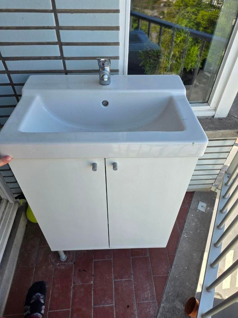 Badkamermeubel met wastafel in goede staat - gratis, Huis en Inrichting, Badkamer | Badkamermeubels, Ophalen, Wastafelkast