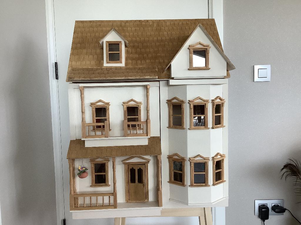Houten poppenhuis, Ophalen, Zo goed als nieuw, Poppenhuis