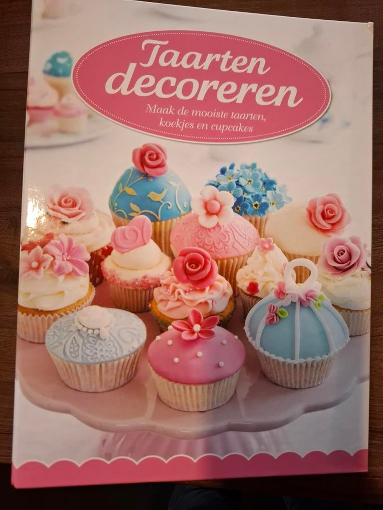 105 magazines taarten decoreren, Ophalen, Zo goed als nieuw, Taarten, Boek of Tijdschrift