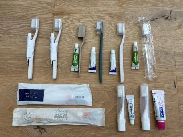 (Voyage) Brosses à dents + mini dentifrices - Nouveau !, Enlèvement ou Envoi, Neuf, Brosse à dents