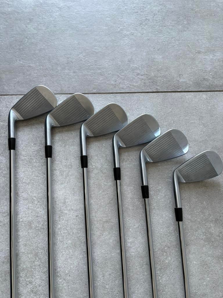 Mizuno JPX 800 iron set & Odyssey White Hot OG Stroke Lab #1, Sports & Fitness, Golf, Enlèvement, Comme neuf, Set, Mizuno