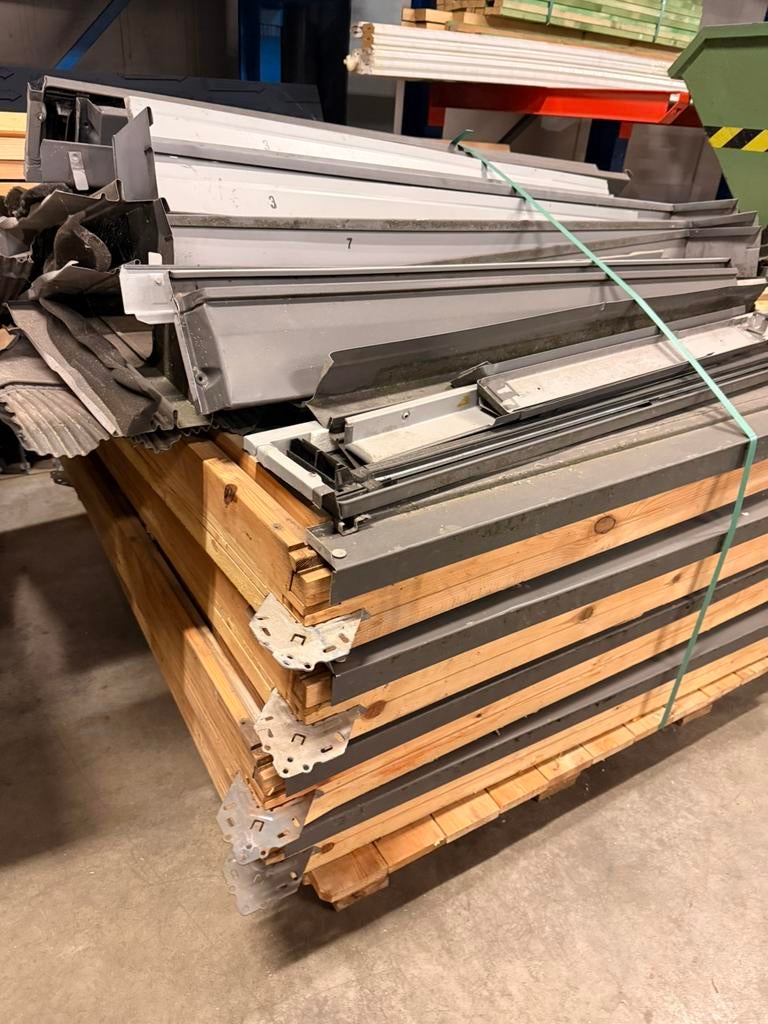 Iets oudere veluxen met de nodige hulpstukken, Ophalen, Gebruikt, Dakraam