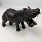 Hippopotame en cuir du milieu du siècle, Enlèvement