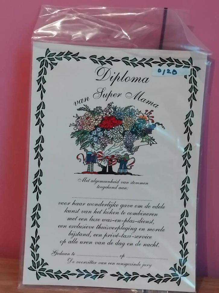 4 diploma's -vader, moeder, zus & vriendin, Diversen, Wenskaarten, Nieuw, Ophalen