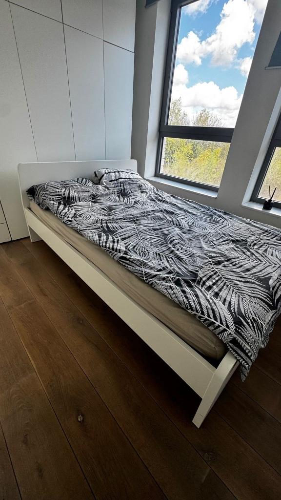 IKEA bed + matras 140x200 in uitstekende staat, Bois d'échafaudage, Enlèvement, 200 cm, Blanc