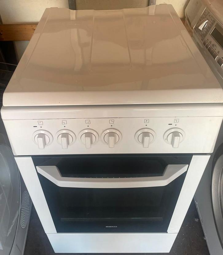 Elektrisch fornuis BEKO met grote oven, Elektronische apparatuur, Fornuizen, Gebruikt, Vrijstaand, Elektrisch, 4 kookzones, Energieklasse A of zuiniger