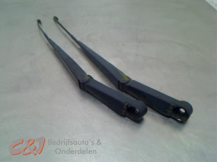 Bras essuie-glace avant d'un Nissan Navara, Autos : Pièces & Accessoires, Vitres & Accessoires, Nissan, Utilisé, 3 mois de garantie