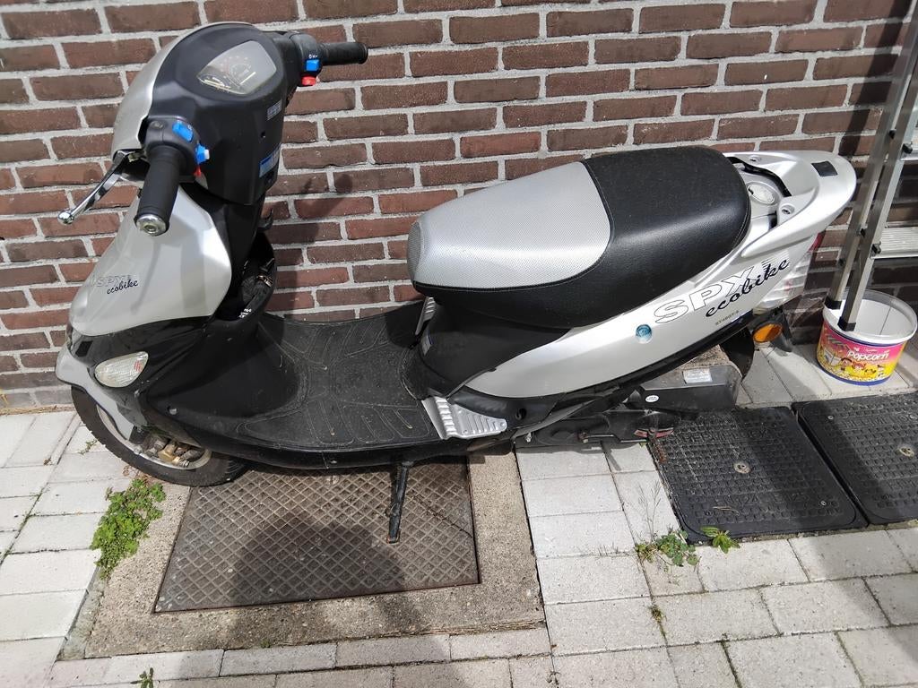 Trottinette à vendre, les journaux ne sont pas les bons, dit, Enlèvement