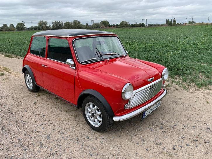 Austin mini 1000, Auto's, Oldtimers, Particulier, Austin, Berline, 2 deurs, Handgeschakeld, Rood, Zwart, Stof, Voorwielaandrijving
