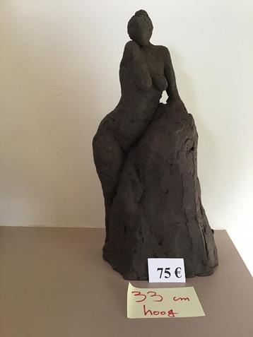 femme sur rocher en argile noire (céramique)