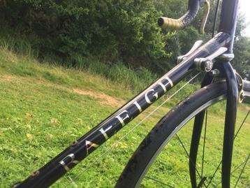 Retro Raleigh koersfiets met zwart en goud beschikbaar voor biedingen