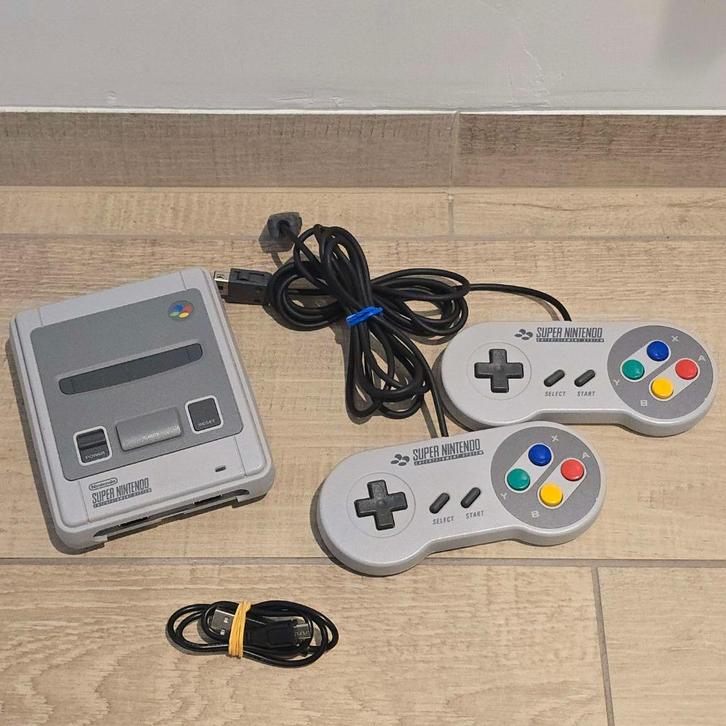 SNES Mini met 21 voorgeinstalleerde spellen, Games en Spelcomputers, Spelcomputers | Nintendo Super NES, Gebruikt, Met 2 controllers