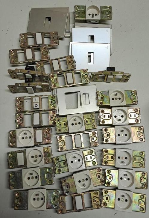 Vintage elektrische schakelaars en stopcontacten BTICINO, Hobby en Vrije tijd, Elektronica-componenten, Gebruikt, Ophalen of Verzenden