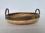 Vintage rotan schaal met koperen rand diameter ca. 30 cm, Ophalen of Verzenden, Gebruikt, Schaal