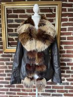 Kleine bruine leren jas met rand van vossenbont, Kleding | Dames, Jassen | Winter, Ophalen of Verzenden, Gedragen