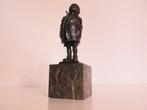 Bronzen beeldje van jongen met jas op marmeren sokkel, Antiek en Kunst, Ophalen of Verzenden
