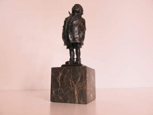 Bronzen beeldje van jongen met jas op marmeren sokkel, Antiek en Kunst, Antiek | Brons en Koper, Ophalen of Verzenden