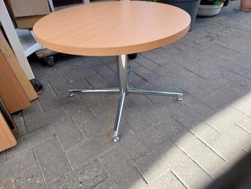 Diverse bijzettafels beschikbaar voor biedingen