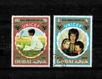 AZIË V.A.E. DUBAI UNICEF 2 POSTZEGELS GESTEMPELD - ZIE SCAN, Ophalen of Verzenden, Gestempeld, Midden-Oosten