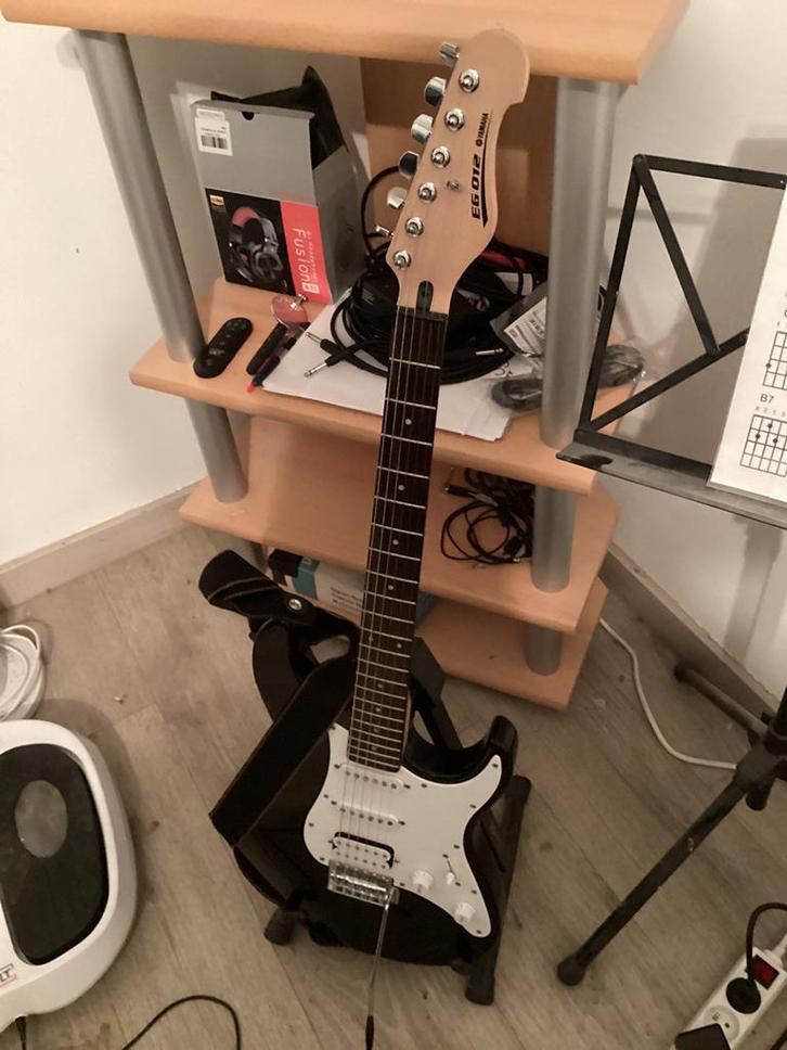 Yamaha EG 012 zwart, Muziek en Instrumenten, Snaarinstrumenten | Gitaren | Elektrisch, Zo goed als nieuw, Ophalen of Verzenden