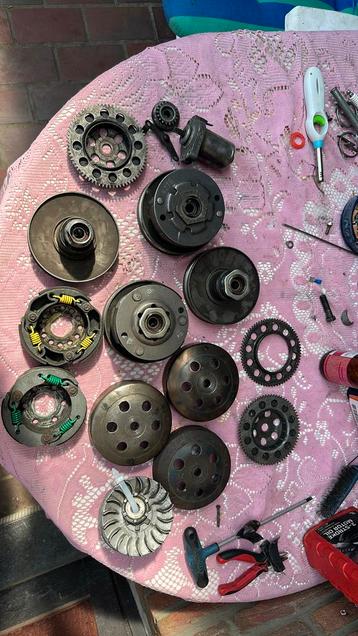 aerox achterpoulies, vario, koppelingshuizen , en nog wat beschikbaar voor biedingen