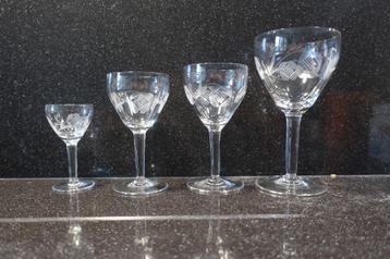Glazen servies - 4 verschillende maten (34 glazen) beschikbaar voor biedingen