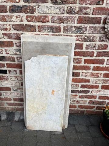 Marmeren tabletten beschikbaar voor biedingen