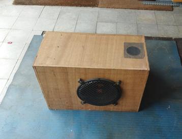 JBL-subwoofer in kist beschikbaar voor biedingen
