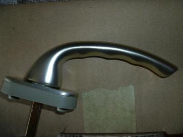 18 nieuwe raamkrukken met bevestigingsvijzen. beschikbaar voor biedingen