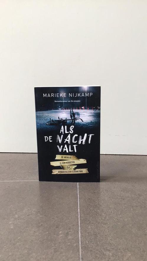 Marieke Nijkamp - Als de nacht valt, Boeken, Kinderboeken | Jeugd | 13 jaar en ouder, Zo goed als nieuw, Ophalen of Verzenden