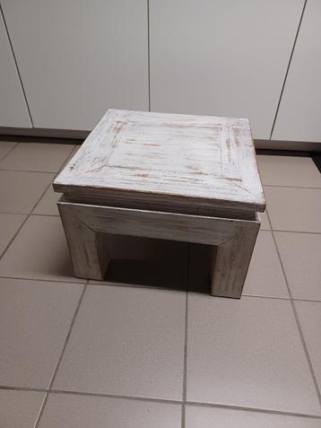 Salontafeltje beschikbaar voor biedingen