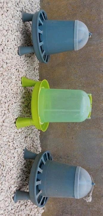 DRINK- EN EETBAKKEN KIPPEN/VOGELS - "KOOPJE" beschikbaar voor biedingen