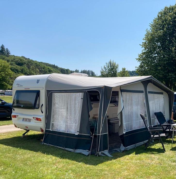 Hobby On tour 460 DL, Caravans en Kamperen, Caravans, Particulier, tot en met 4, 1000 - 1250 kg, Treinzit, Hobby, 4 tot 5 meter