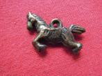 paard hangertje met oog koper geel  lengte 25mm, Ophalen of Verzenden, Koper