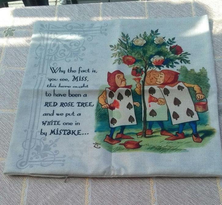 NIEUW Mooie kussensloop Alice in Wonderland 44x44 cm, Huis en Inrichting, Woonaccessoires | Kussens, Nieuw, Vierkant, Ophalen of Verzenden