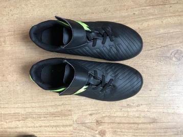 Voetbalschoenen maat 33 beschikbaar voor biedingen