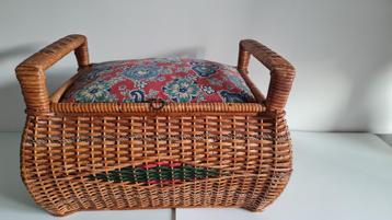 Vintage rotan naaikist, opbergkist met gebloemd kussen beschikbaar voor biedingen