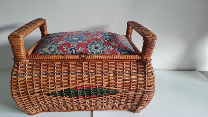 Vintage rotan naaikist, opbergkist met gebloemd kussen, Verzamelen, Retro, Ophalen of Verzenden