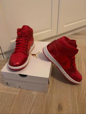 Nike Air Jordan 1 Mid SE gloednieuw beschikbaar voor biedingen