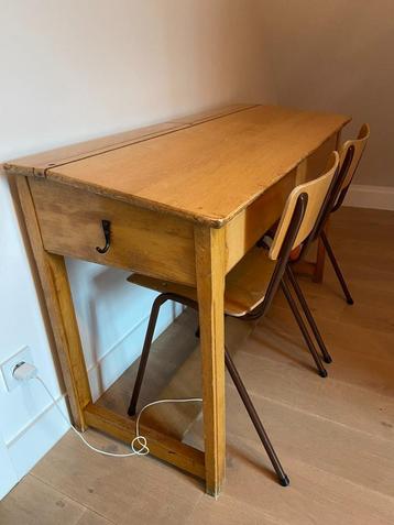 Oude schoolbank met 2 stoelen  beschikbaar voor biedingen