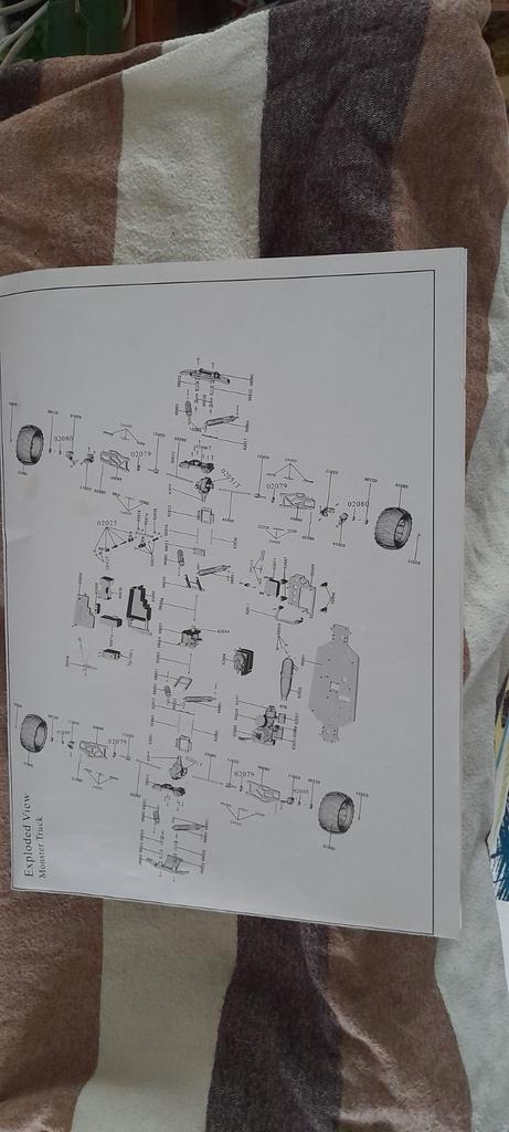 Deze rode box zit vol met onderdelen voor een NITRO MONSTERT, Hobby en Vrije tijd, Modelbouw | Auto's en Voertuigen, Zo goed als nieuw