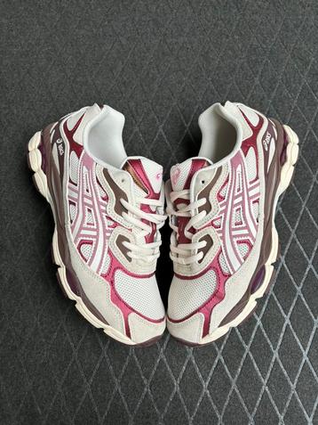 Asics Gel-NYC Bordeaux & Crème beschikbaar voor biedingen