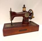 Antieke Speelgoed naaimachine - USSR, Antiek en Kunst, Antiek | Naaimachines, Ophalen